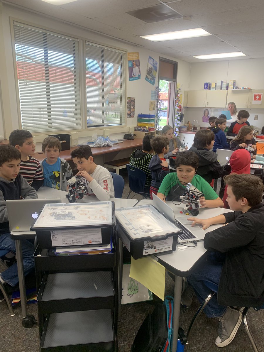 kwilliamsh2o's tweet photo. 5th graders sharing Gyro bots with 1st graders. #Lego #VG https://t.co/4qkqynAGhE