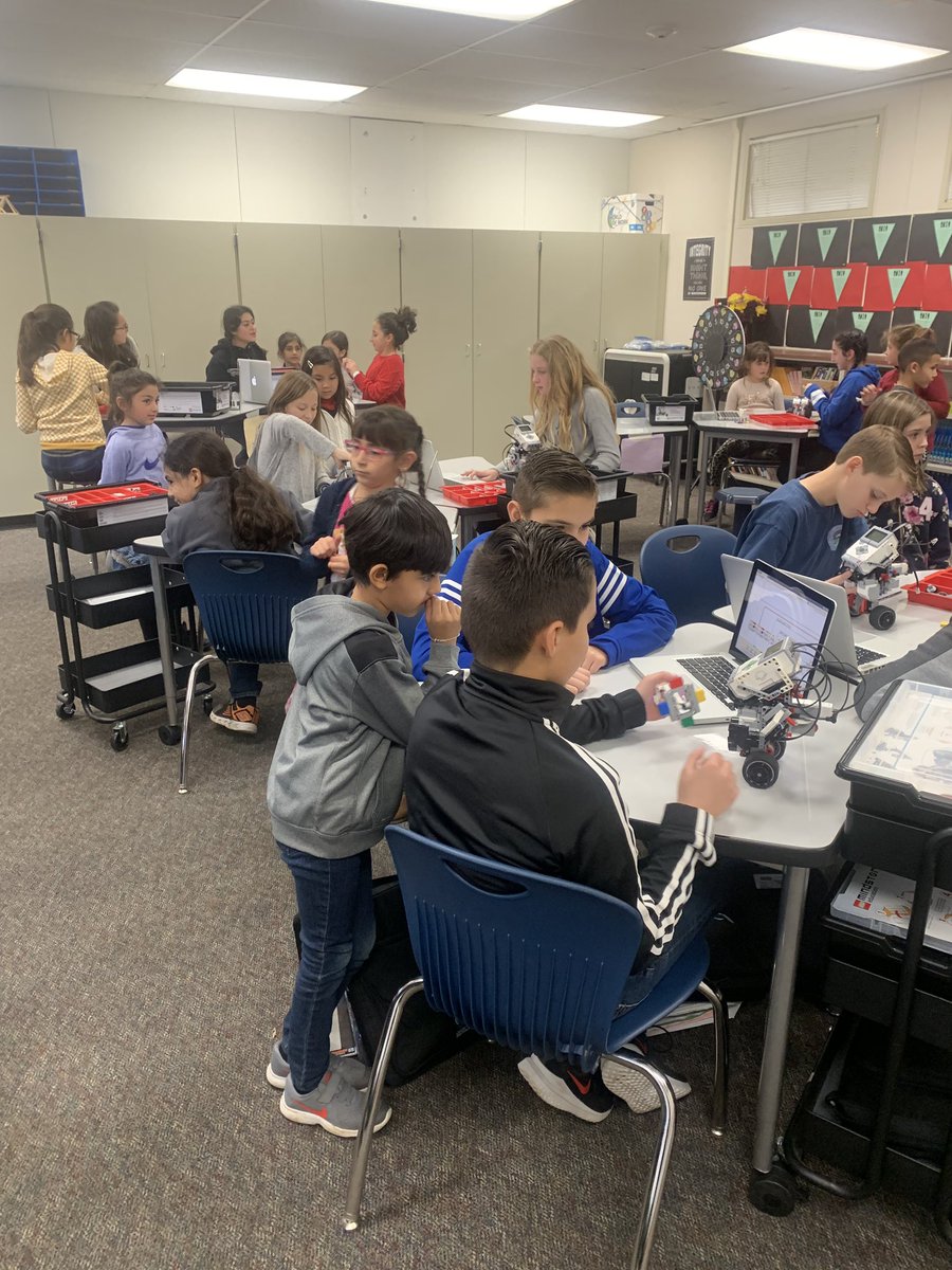 kwilliamsh2o's tweet photo. 5th graders sharing Gyro bots with 1st graders. #Lego #VG https://t.co/4qkqynAGhE