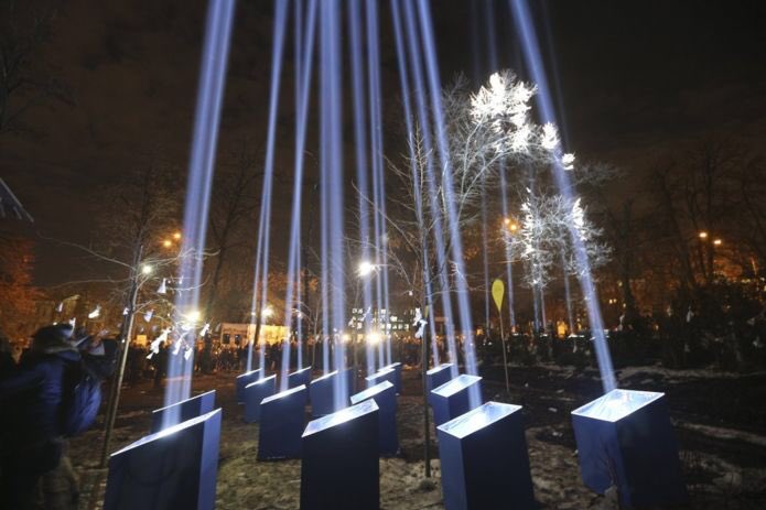 #EuroMaidan
#RevolutionOfDignity

#Ukraine & the world honour the #HeavenlyHundred ...

#Kyiv displays #RaysOfDignity in the Alley of the Heroes of the Heavenly Hundred to commemorate the 48 patriots who lost their lives on this day 5 years ago.

Photos: bbc.com/ukrainian/feat…