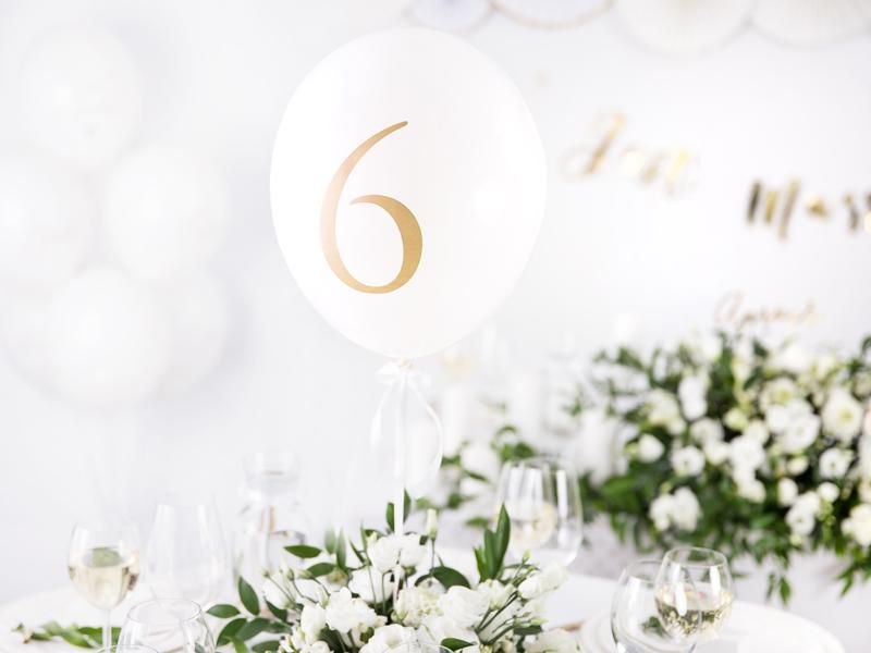 Our balloon table numbers are both practical and decorative. Available in either black or white. buff.ly/2TYWDu5 #WeddingWednesday #weddinghour #wedding #wholesale #weddingballoons #Balloons #weddingdecor