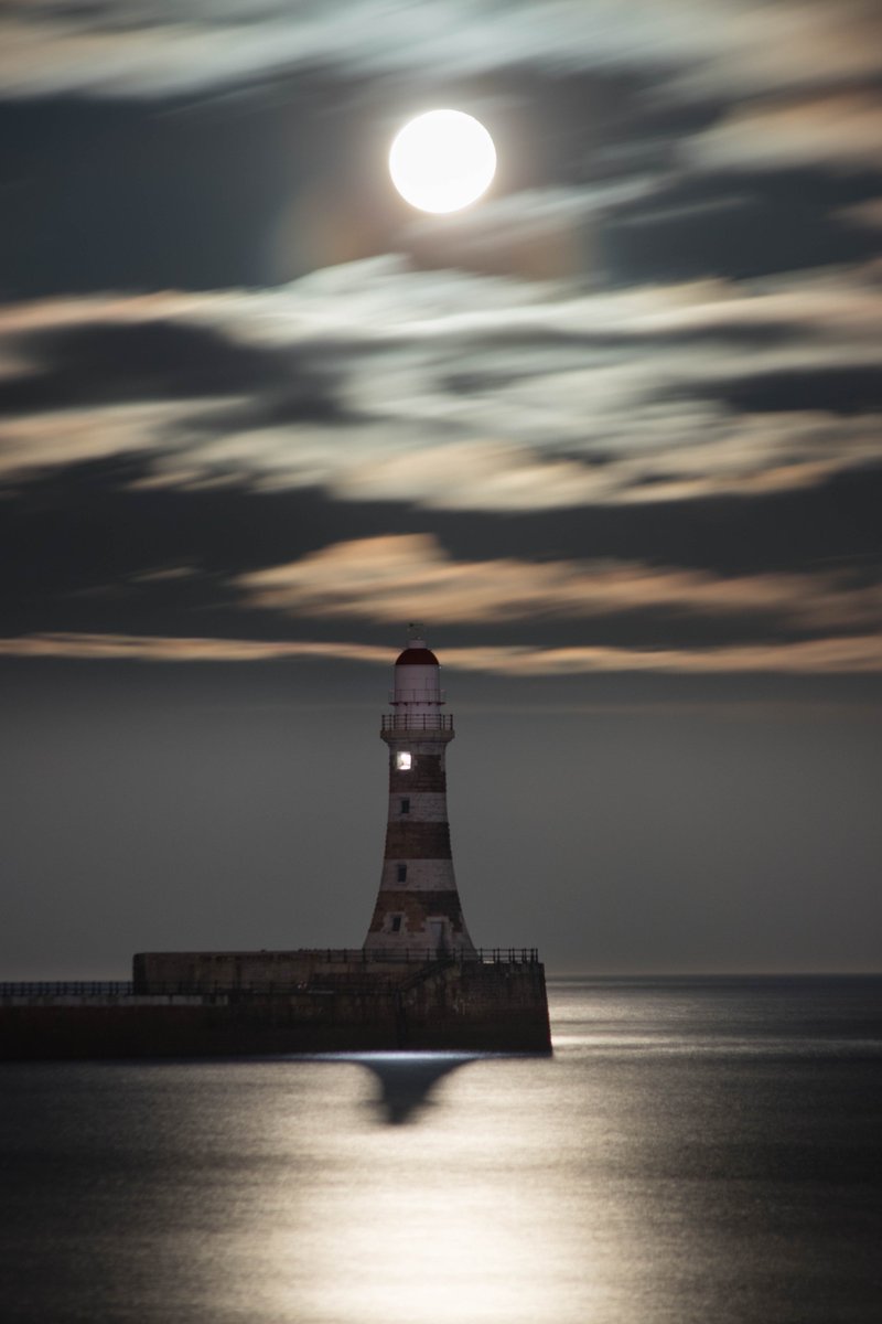 "Moonrise" The day after the snow moon the 98% moon rises over a bank of cloud and Roker Lighthouse. <a href="/StormHour/">#StormHour</a> <a href="/EarthandClouds/">Earth and Clouds</a>