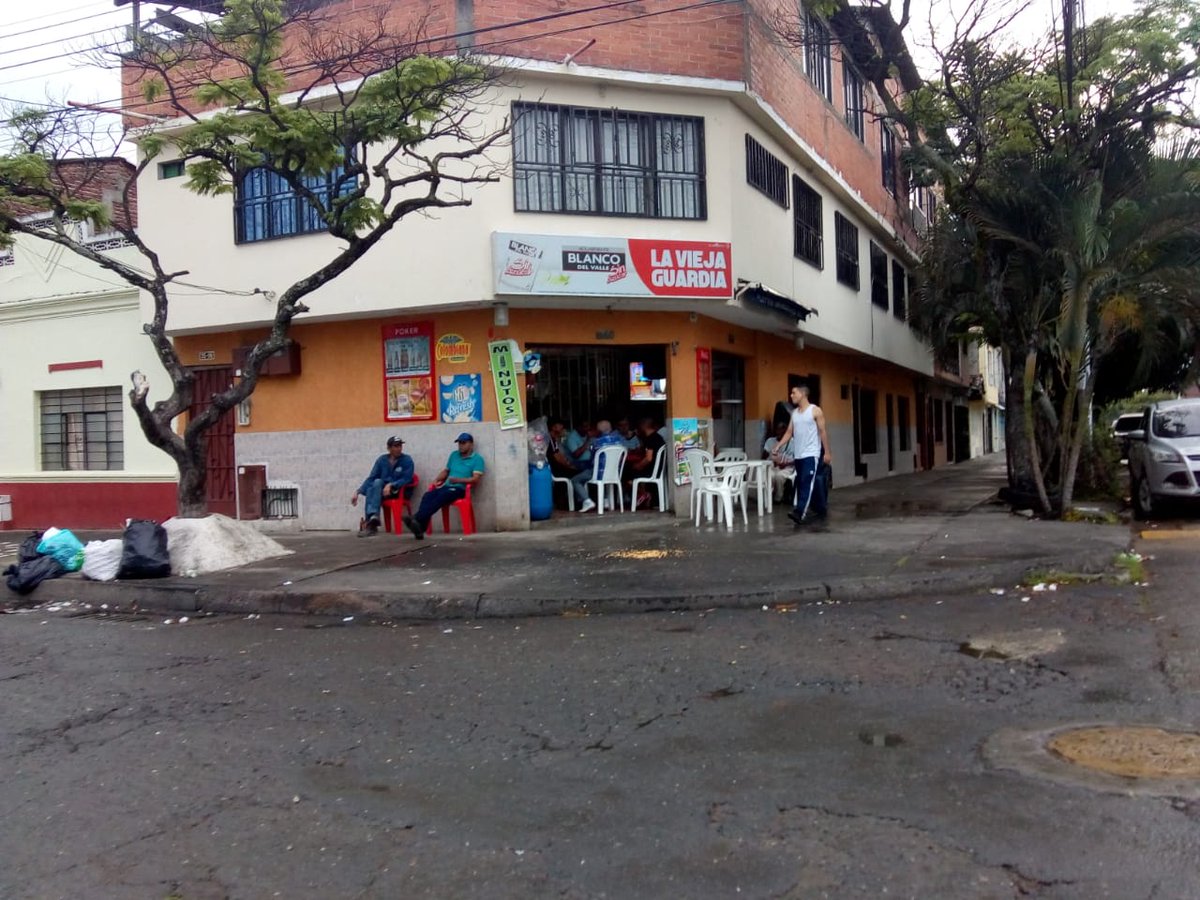 alexduran76's tweet photo. De  esos sitios en donde nos reunimos y elucubramos sobre la comuna 10, específicamente el Barrio Colón;gracias por el café y sus aportes, son importantes @TwiterosCali @calieslomejor @CaliPositiva @SantiagoDeCali_ @SantiagoDeCali_ @HistoriadeCali @PrensaAlexDuran @CaliDecide2019 https://t.co/hJhHD3LtdM