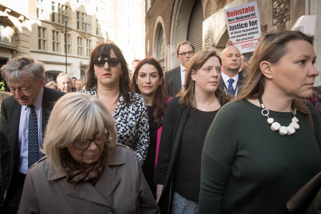 DonahueRogers's tweet photo. @rachshabi She left because had a vote of no confidence against her and knew had no chance of being reselected as a candidate by her local party if a GE was called
If you want to see actual racism, here's a posse of white people off to mob-attack a black man
#LabourRejects
#SeatStealers https://t.co/bJBSXfdVB8