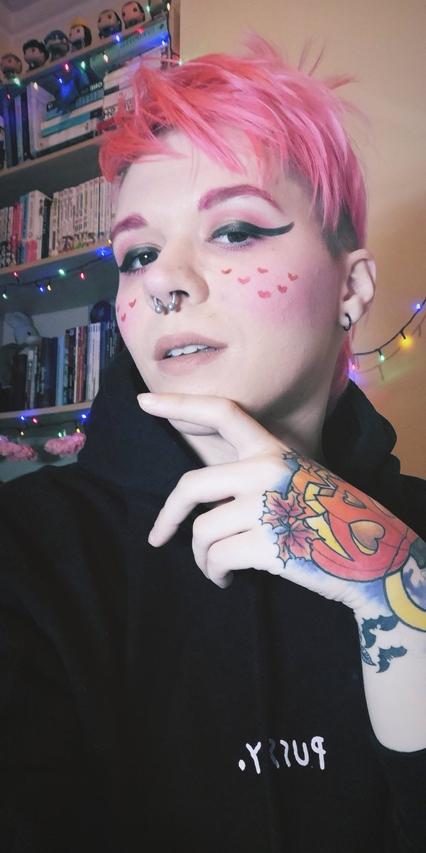 bunisemo's tweet photo. A @gothfruits inspired lewk. So thankful to Rin for promoting the idea that wearing makeup as a non-binary masc person is totally OK! I choose to not wear makeup most of the time and if I do it's usually theatrical and more for art than typical gender expression 🖤🏳️‍🌈 do u boo boo https://t.co/L2aKYDIvlT