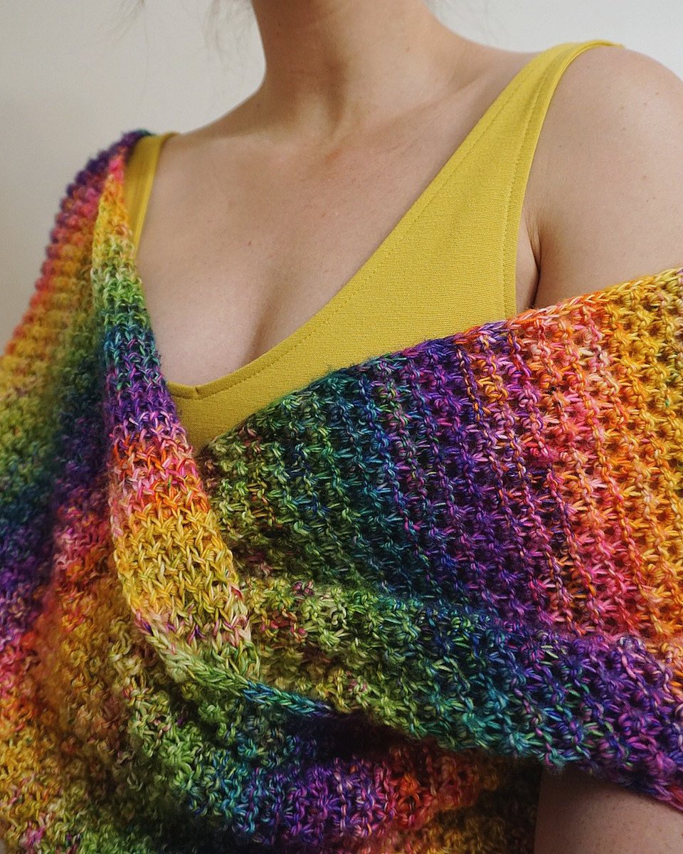 Trinfinity Scarf in Dream in Color Jilly with Cashmere by @knitdiaries is ❤️🧡💛💚💙💜. You can find it on our website under patterns!

dreamincoloryarn.com/patterns/
