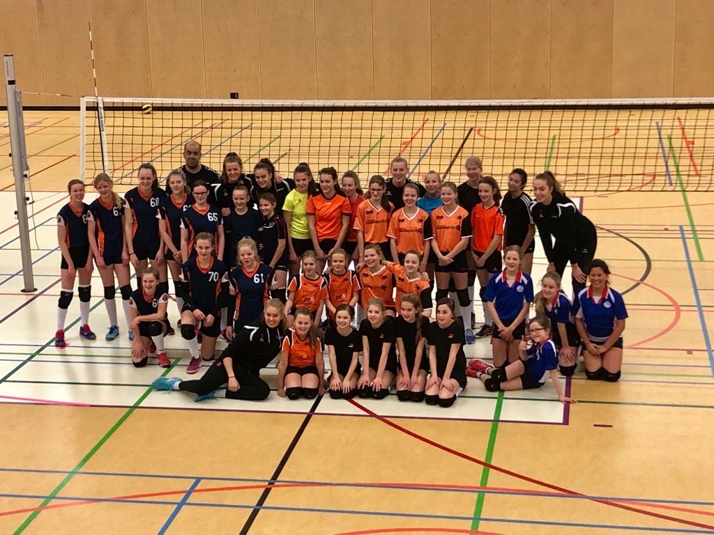 Vandaag deden 15 meiden van C2, CMV-6 en CMV-5 mee met de Rabo Volley Clinic van Eurosped. Ze hebben genoten! Bedankt, @RaboNWT !!