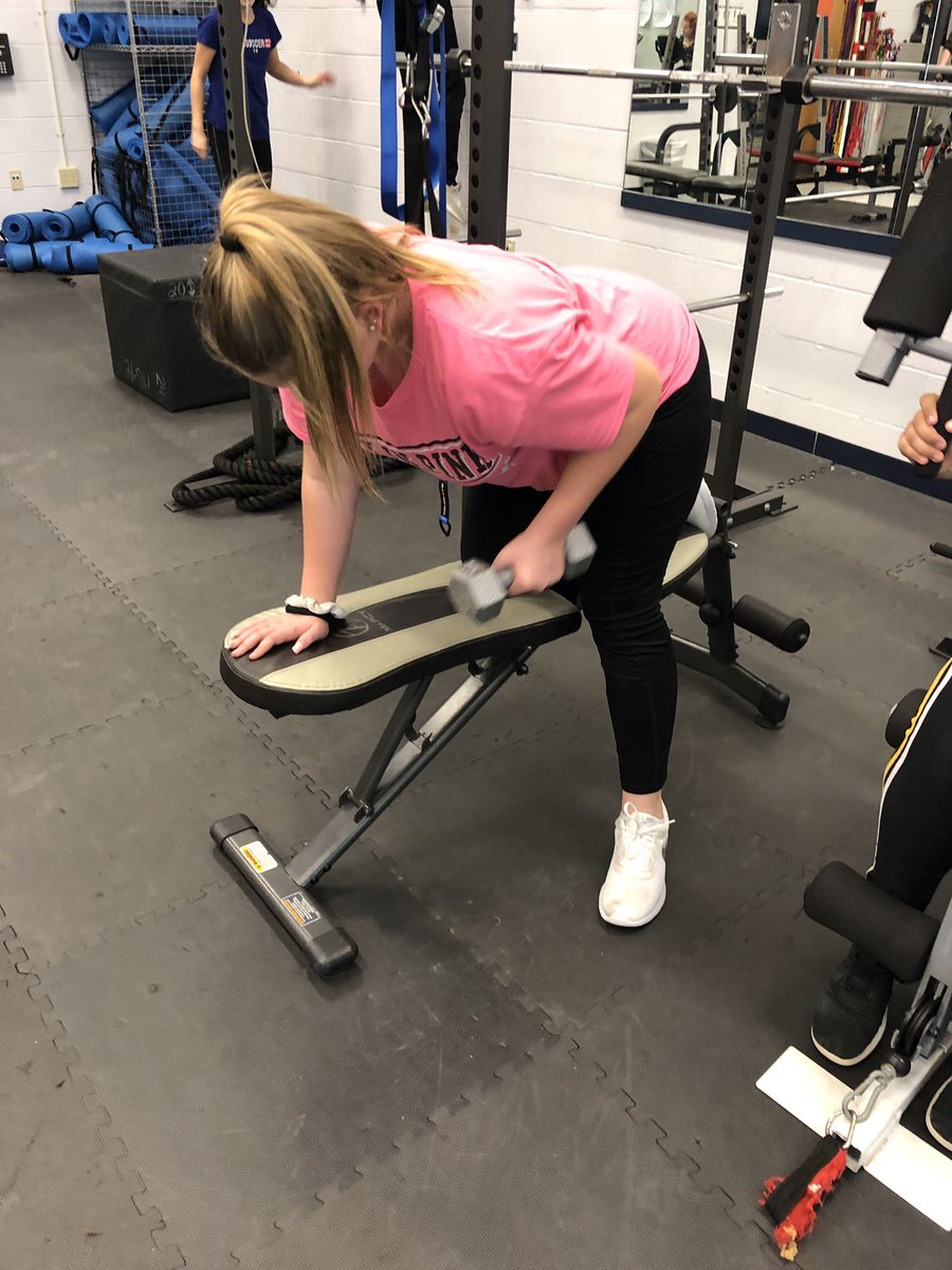 FMSEaglesPE's tweet photo. Movement of the week in fitness... ROW! 7th grade did a great job with DB rows and adding in more difficult modifications with renegade rows! 💪#EaglePride #WSDLearns #wsdfit https://t.co/4nha2CvGwA