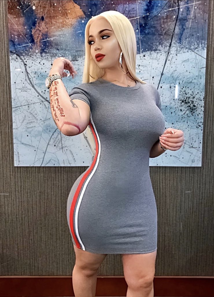 cityboss123's tweet photo. It's time for that weekly #Wcw presented by the one and only @RenniRucci. #priceless #WeWantRenni #ThatCurveThough https://t.co/dm89QteW6y