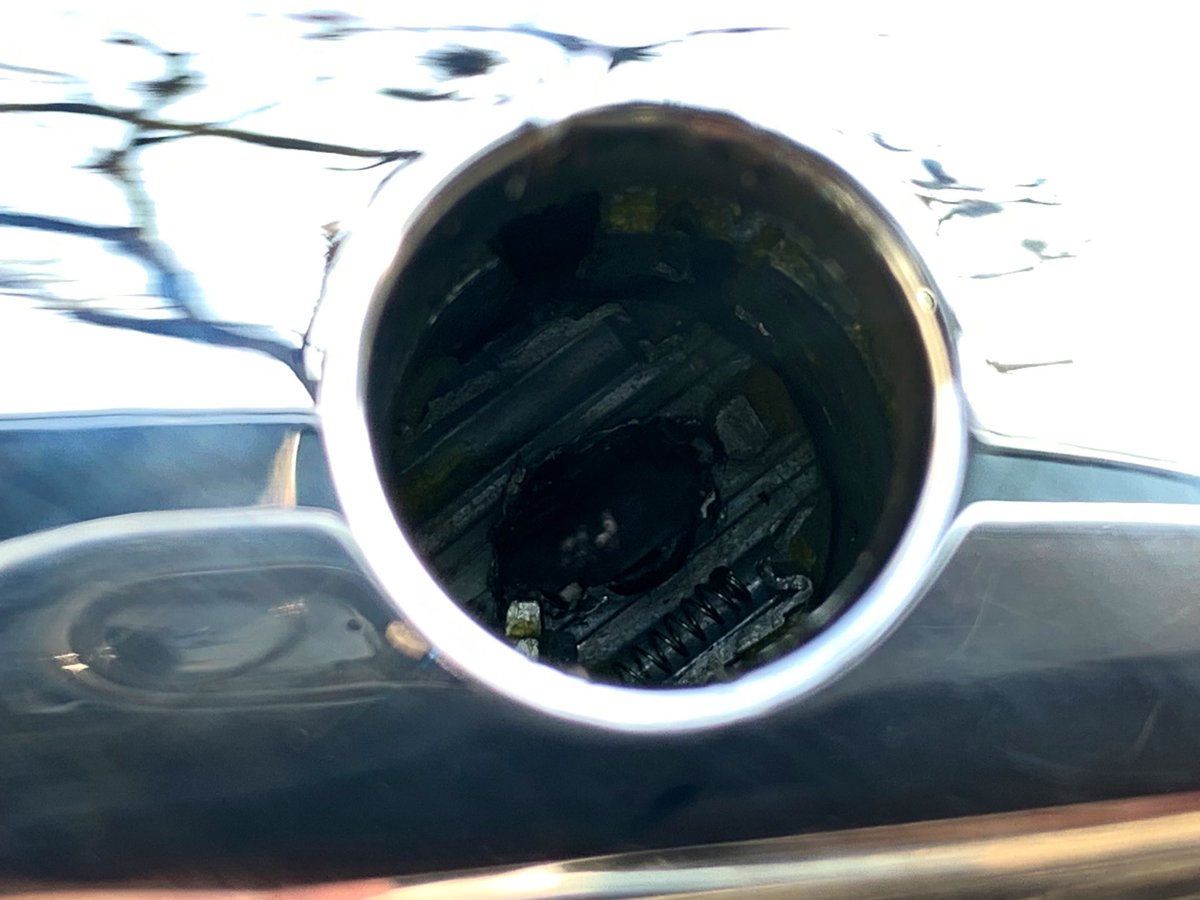 reportecx's tweet photo. Así queda la chapa de tu vehículo cuando una rata de 2 patas intenta abrirlo.
Precaución a quienes dejan sus vehículos en los alrededores de estadio Colón.
¿Nos ayudan a difundir? Gracias @VialidadXalapa @olivanoticias @InformaXalapa @CVX_xalapa https://t.co/yHZNQc5iGe