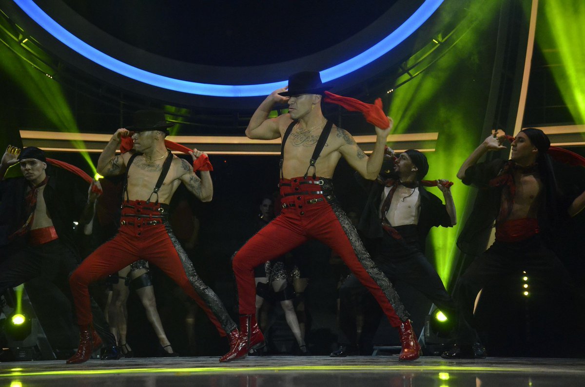 Teleton's tweet image. 🎶 @yoyabresky @Jhendelyn @lisandrasilva87 y @monTorrent se lucieron bailando junto a los hermanos @ThePowerPeralta!! 🕺🕺 Revíve este súper momento acá  👉🏾 buff.ly/2QWVlCq 🤗 #GraciasChile 🇨🇱 #ElRegaloDeTodos 🎁