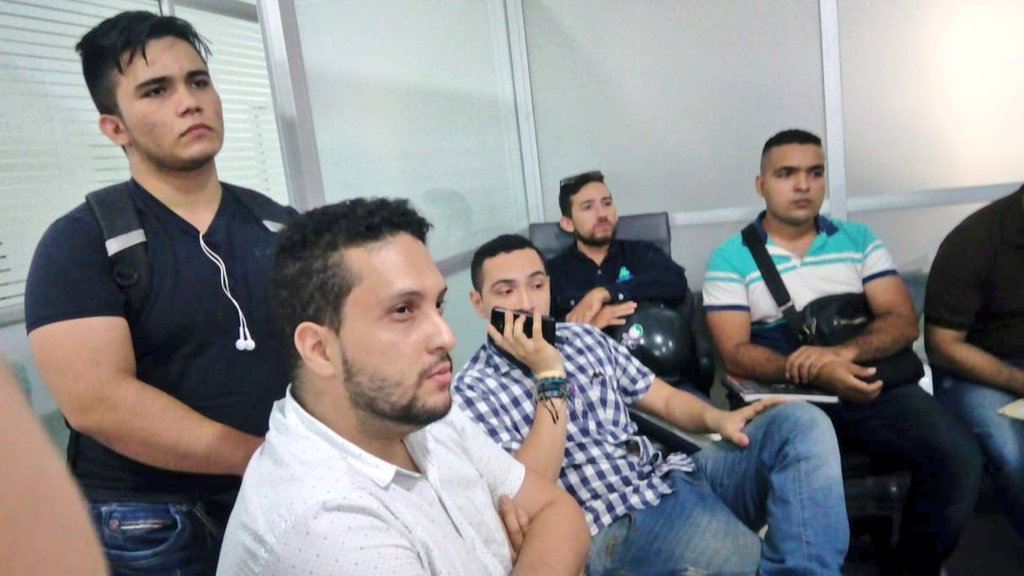 alcaldiabarranc's tweet image. El #SecretarioTIC @BrayherGomez recibe en su despacho a jóvenes emprendedores, a quienes motiva e invita a participar  en #DataJAM que se realizará en Cali el 14 y 15 de marzo sobre generar soluciones innovadoras a un problema social,relacionado con seguridad y convivencia.