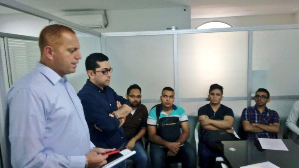 alcaldiabarranc's tweet image. El #SecretarioTIC @BrayherGomez recibe en su despacho a jóvenes emprendedores, a quienes motiva e invita a participar  en #DataJAM que se realizará en Cali el 14 y 15 de marzo sobre generar soluciones innovadoras a un problema social,relacionado con seguridad y convivencia.