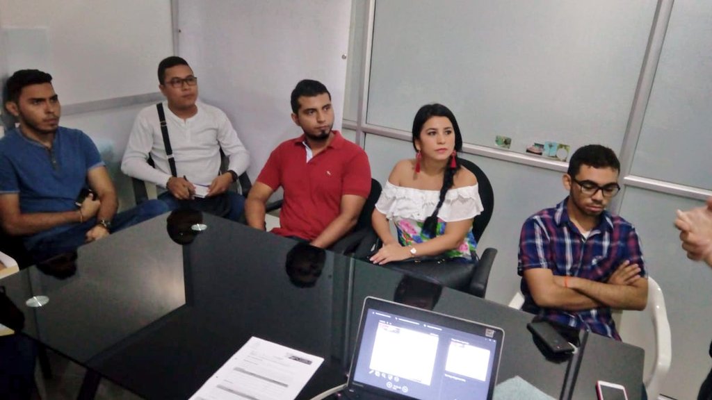 alcaldiabarranc's tweet image. El #SecretarioTIC @BrayherGomez recibe en su despacho a jóvenes emprendedores, a quienes motiva e invita a participar  en #DataJAM que se realizará en Cali el 14 y 15 de marzo sobre generar soluciones innovadoras a un problema social,relacionado con seguridad y convivencia.