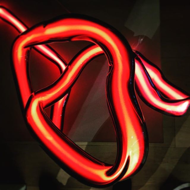 #jochenholz #lampworking #glassblowing @cosstores @kingscrossn1c #art #neon #fashion #retail @coaldropsyard ift.tt/2tu28VV