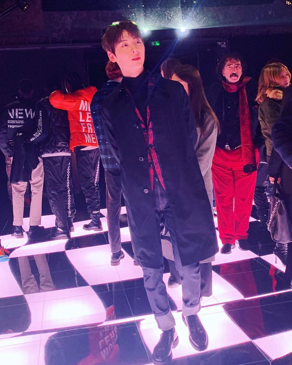 NUE5T_instagram's tweet photo. [ 190221 marieclairetw ] 
#mcFashionWeek
在 @ moncler 現場遇到 @ optimushwang 🤩🤩🤩認真看展的模樣好帥呢❤️ .

https://t.co/t7LHuwWdGF https://t.co/Oj0hrRuhDA