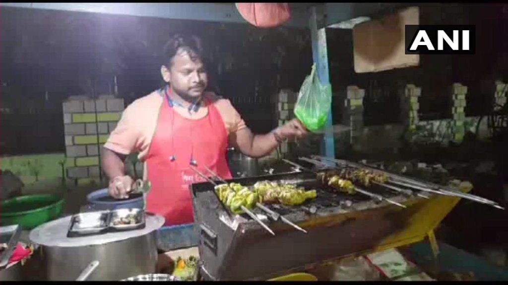 ANI's tweet photo. Chhattisgarh: A food stall owner in Jagdalpur is offering a discount of ₹10 on chicken leg piece to customers who say 'Pakistan Murdabad'. Anjal Singh, stall owner says,"Pak never valued humanity&amp;they never will.That's why everyone should say Pakistan Murdabad from their hearts" https://t.co/ugEN8N5L5E