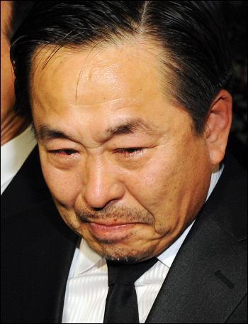 이재오가 이명박 보석을 받아주지 않는다고 문재인대통령에게 잔인하다고 씨부린다. 
이명박이가 노무현대통령에게 어떻게 했는지, 또 노대통령의 친구 강금원 회장은 구치소에서 뇌종양이 발견되 수술해야 하는데도 모른척해 결국 사망했는데 뭐가 어째?
주둥이를 확 째삐기 전에 그 더러운입 다물라!