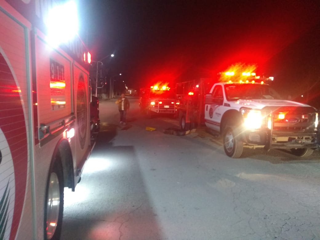 darielamaciasc's tweet photo. Incendio en empresa maquiladora Lincoln ubicada sobre avenida industrial genera gran movilización de cuerpos de emergencia. Afortunadamente los 140 trabajadores lograron salir a tiempo. #Superchannel12 https://t.co/8ujkR5pdkj
