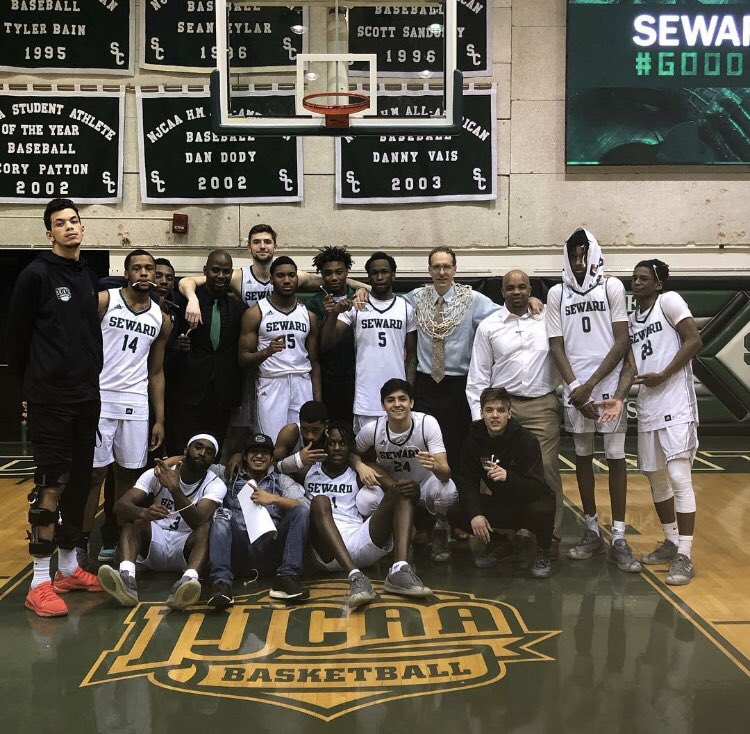 SewardWBB's tweet photo. Congrats to our men’s basketball team as they were crowed regular season conference champs this evening!! 🏆👏🏼 #GoodToBeGreen❇️⚪️⚫️⚔️ #CutThoseNets✂️ https://t.co/3erhhuoFHO