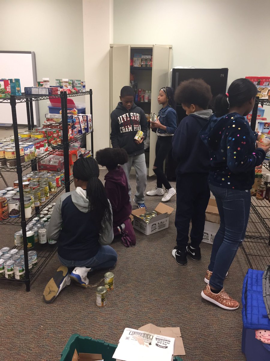 RobianeM's tweet photo. This made my heart so happy!  Student ambassadors preparing for the grand opening of the Wildcat Station! #foodpantry #clothingcottage #parentresourcecenter #Wildcatsgiveback https://t.co/DU6YphnYqk