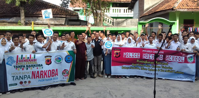 Ratusan Pelajar SMK di Cirebon Dapat Penyuluhan Anti Narkoba
Sekitar 650 siswa SMK Nusantara Kec. Weru Cirebon, mendapatkan materi penyuluhan bahaya Narkoba.
bit.ly/2EndAZT