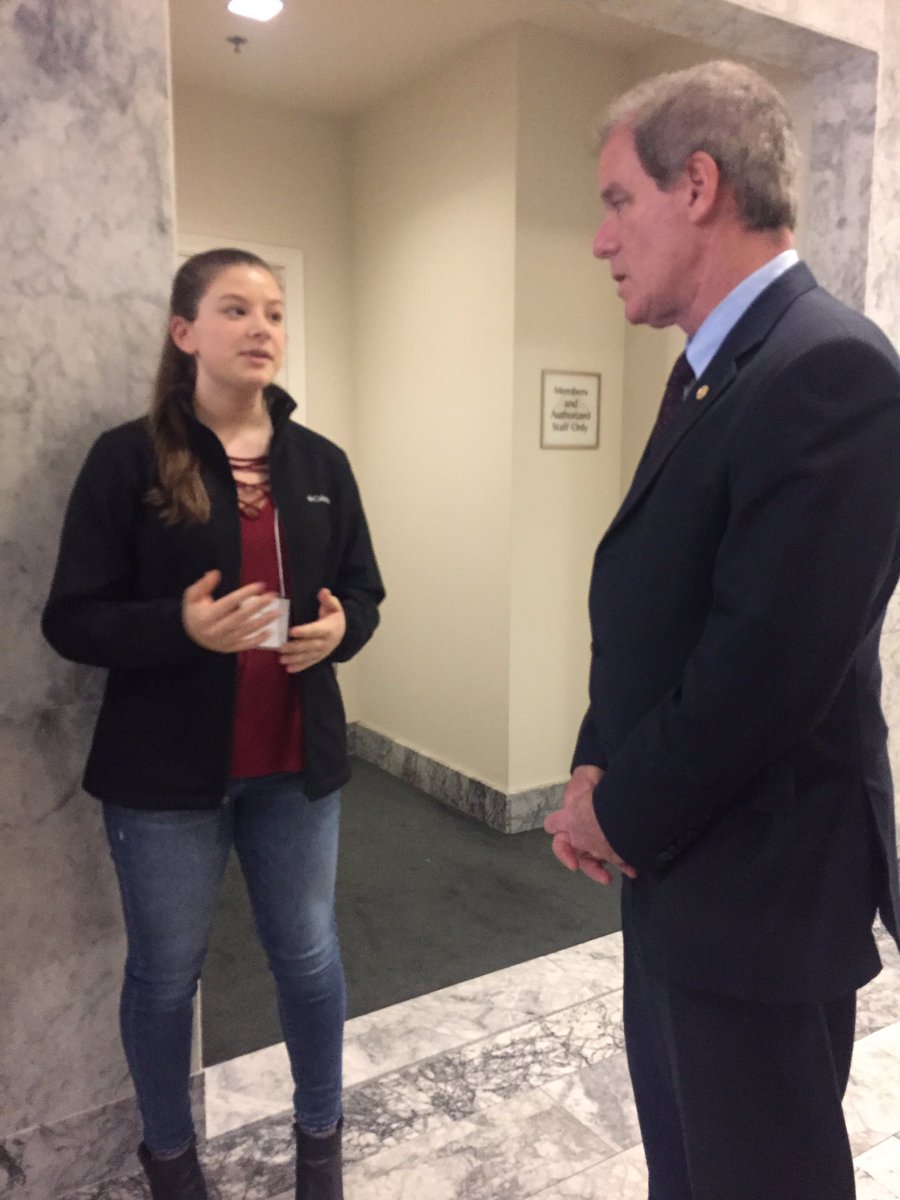 LuLuPorter's tweet photo. Great meeting w/ @RogerGoodman45 on behalf of the @ArthritisFdn advocating for #HB1879 which would expand patient access to care by limiting step therapy practices used by insurance companies. Appreciate the opportunity for @DagnyPorter6 to share her story! #SupportPatientAccess https://t.co/arBRx2JlTH