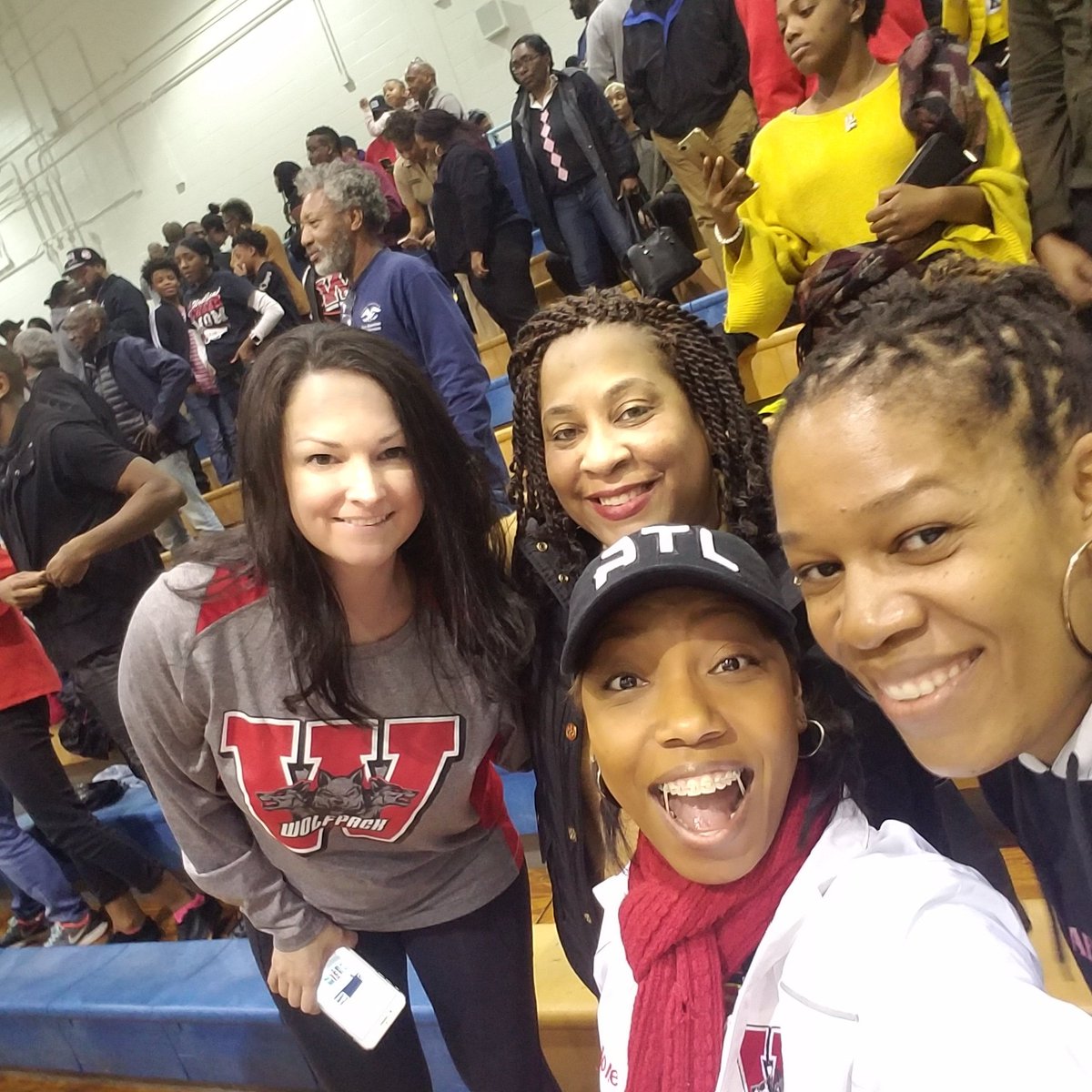 kirstin078's tweet image. #IssaWIN #packpride #whs #WeAreWoodland #WHSvsJHS #sweet16 @WHS_HCS @athletics_whs_