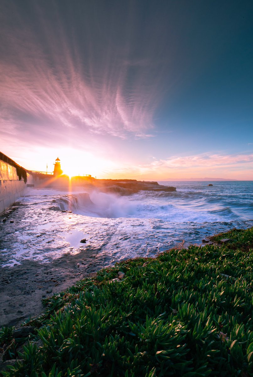 West Cliff Sunrise☀️ #kingtide #westcliff #lighthouse #visitsantacruz #santacruz #santacruzlife #longexpoelite #milliondollarvisuals #landscape_mf #sunrise #moodygang #serialshooters #moodygrams #gramslayers #teamtravelers #gramoftheday #visualgrams #visualambassadors