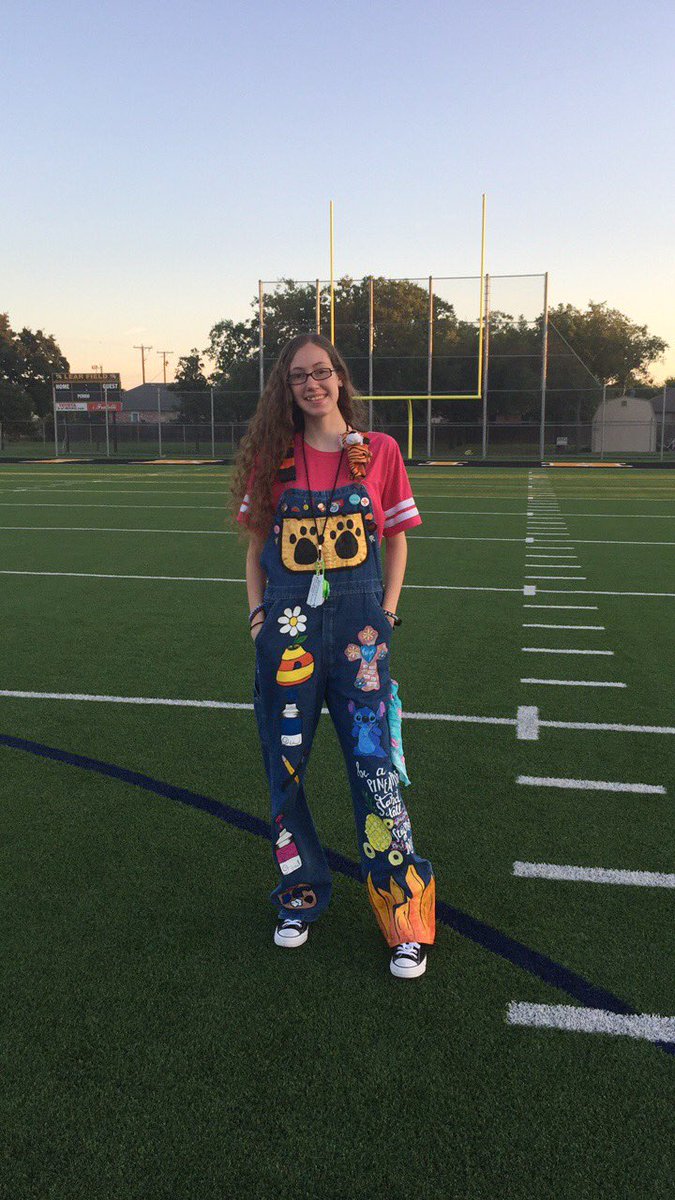 4Ever_Artistic's tweet photo. Hey y’all go vote me most creative girl! I may not dress nice all the time or take cute pictures but art is my passion and my ability to express my creative side! Through my art I love trying many different mediums and many different styles. Vote before it’s too late! Thank you💛 https://t.co/JY2qgBrRzL