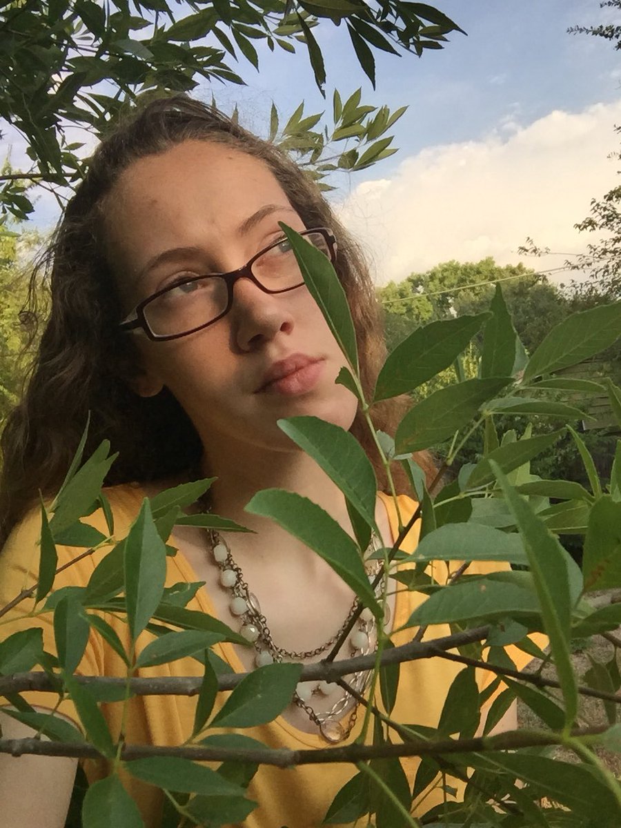 4Ever_Artistic's tweet photo. Hey y’all go vote me most creative girl! I may not dress nice all the time or take cute pictures but art is my passion and my ability to express my creative side! Through my art I love trying many different mediums and many different styles. Vote before it’s too late! Thank you💛 https://t.co/JY2qgBrRzL