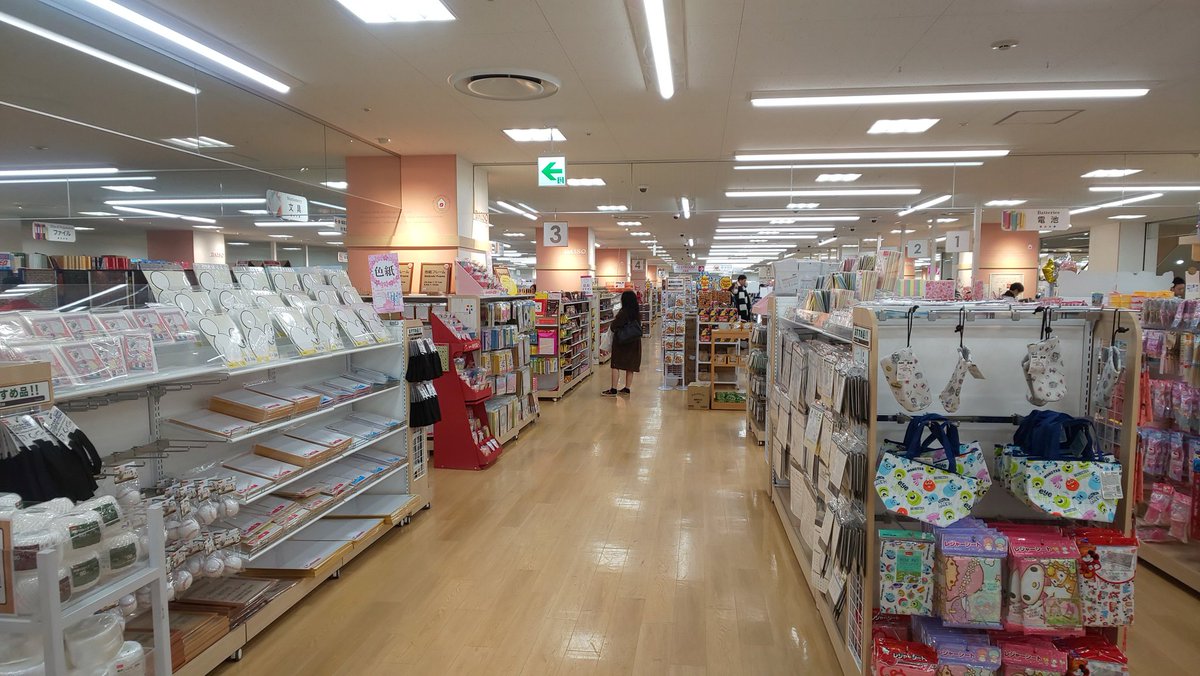 Sigeharucom ダイソーの店舗規模ベスト100を発表 T Co Zer75ghb26 1位 00坪 ギガ船橋店 千葉県 2位 1156坪 つかしん店 兵庫県 3位 1000坪 イズミヤ泉佐野店 大阪府 3位 1000坪 アルカキット錦糸町店 東京都 3位 1000坪 パワードーム半田店 愛知