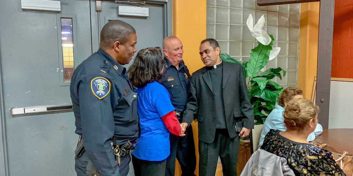 HISDPolice's tweet photo. If anyone deserves thanks, it's you. Thank you for tonight community forum support. #NearNorthside #SafeWalkHome #communitypolicing
@Pct6Constable @bumpers_v @houstonpolice @HCSOTexas https://t.co/6wstTAHFEa