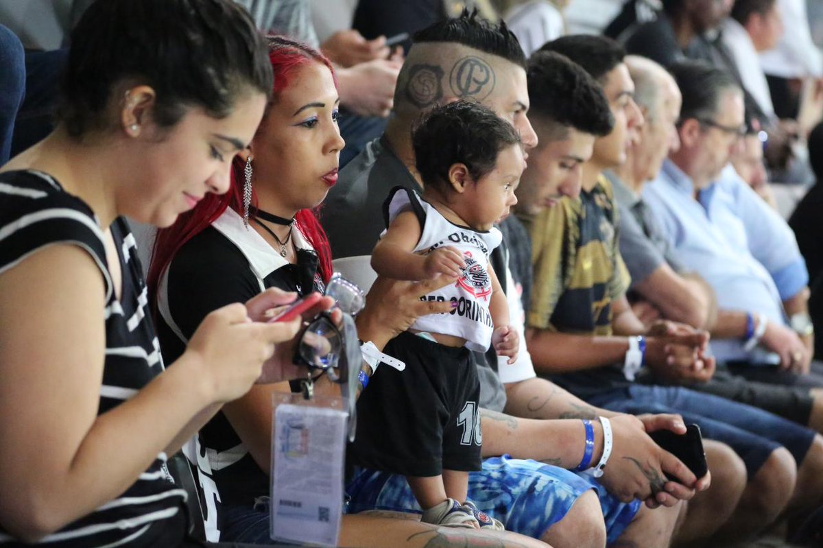 Hoje um torcedor mais do que especial esteve pela primeira vez na @A_Corinthians. Corinthienzo, o menino que leva o Timão no nome, acompanhou de perto o jogo que classificou o Coringão para a terceira fase da Copa do Brasil. 

Bem-vindo ao bando de loucos, bebê!

#Corinthianismo
