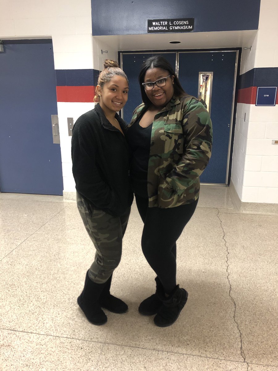 reniyaaaaa's tweet photo. Camo day ππ @fhspatriots #fhs19 https://t.co/5ccWsQC7D1