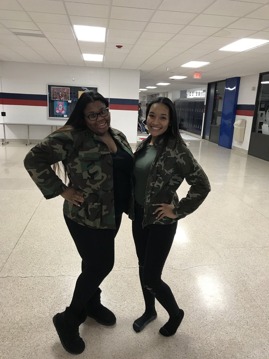 reniyaaaaa's tweet photo. Camo day ππ @fhspatriots #fhs19 https://t.co/5ccWsQC7D1