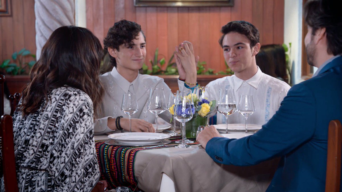 MiMaridoFamOf's tweet photo. En pleno siglo XXI la gente se sigue incomodando por parejas del mismo sexo.   🙄 ¿Qué deberían hacer #Aristemo y los #Oppas? 😱🌈 #GraciasAristemo #MMTF2  👉👉 https://t.co/HZfH2DEHXD https://t.co/b8cSuB18NR