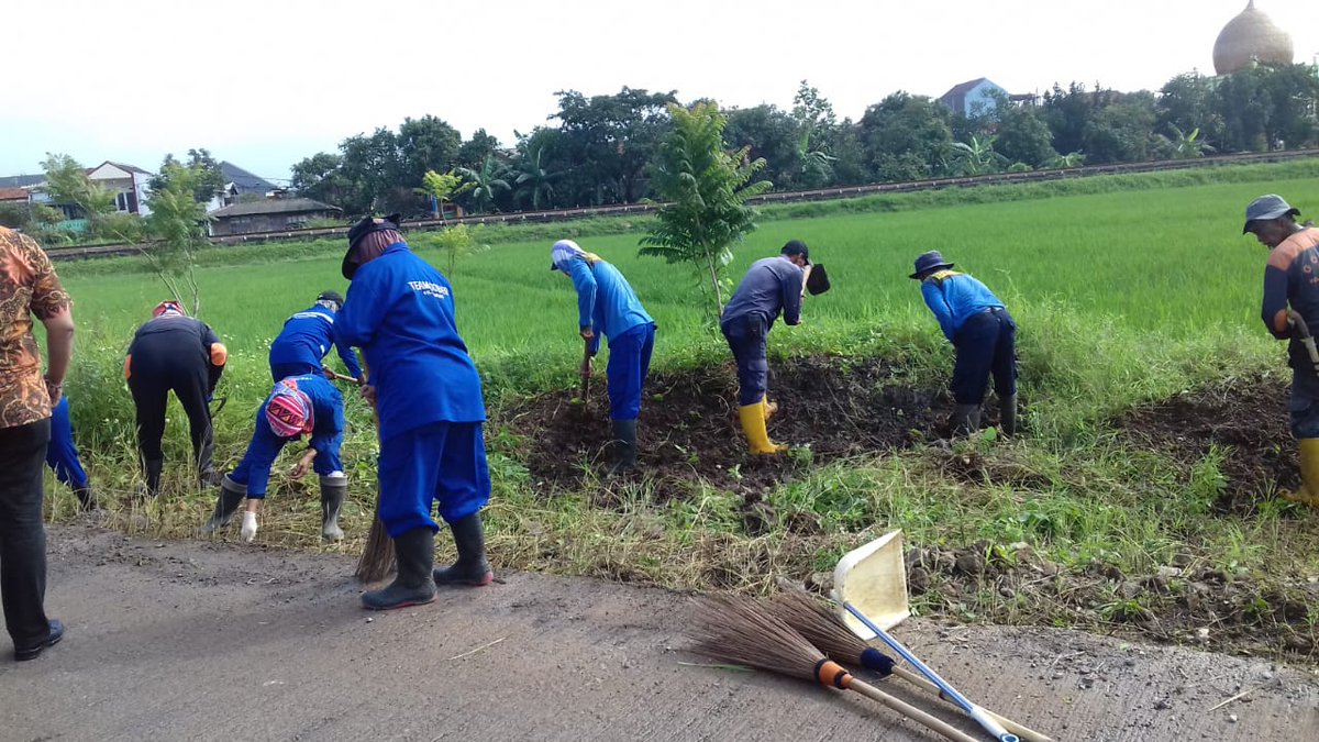 cimincrang1's tweet photo. Giat Tim Gober Membabad Rumput dan Bebersih di Wilayah RW.04 Kelurahan Cimincrang Ok @pembdg @HumasBdg @DiskominfoBdg @KecGedebage @PujiRah13244388 
Kamis, 21 Februari 2019 https://t.co/uOvr7UaRTy