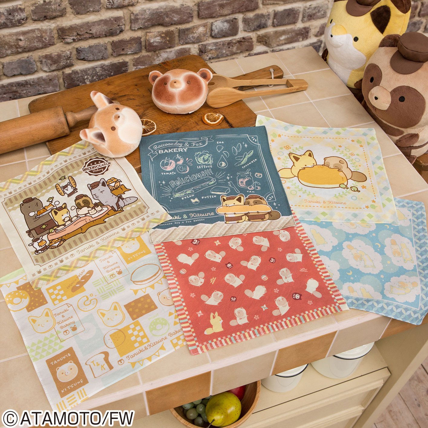 一番くじ Bandai Spirits あと2日 D賞のハンカチは お山のパン屋さんテーマの集合イラストや 黒板にチョークアート風 パンをもぐもぐ食べているイラストのデザイン等々 お気に入りを見つけてね 一番くじ タヌキとキツネ お山のパン屋
