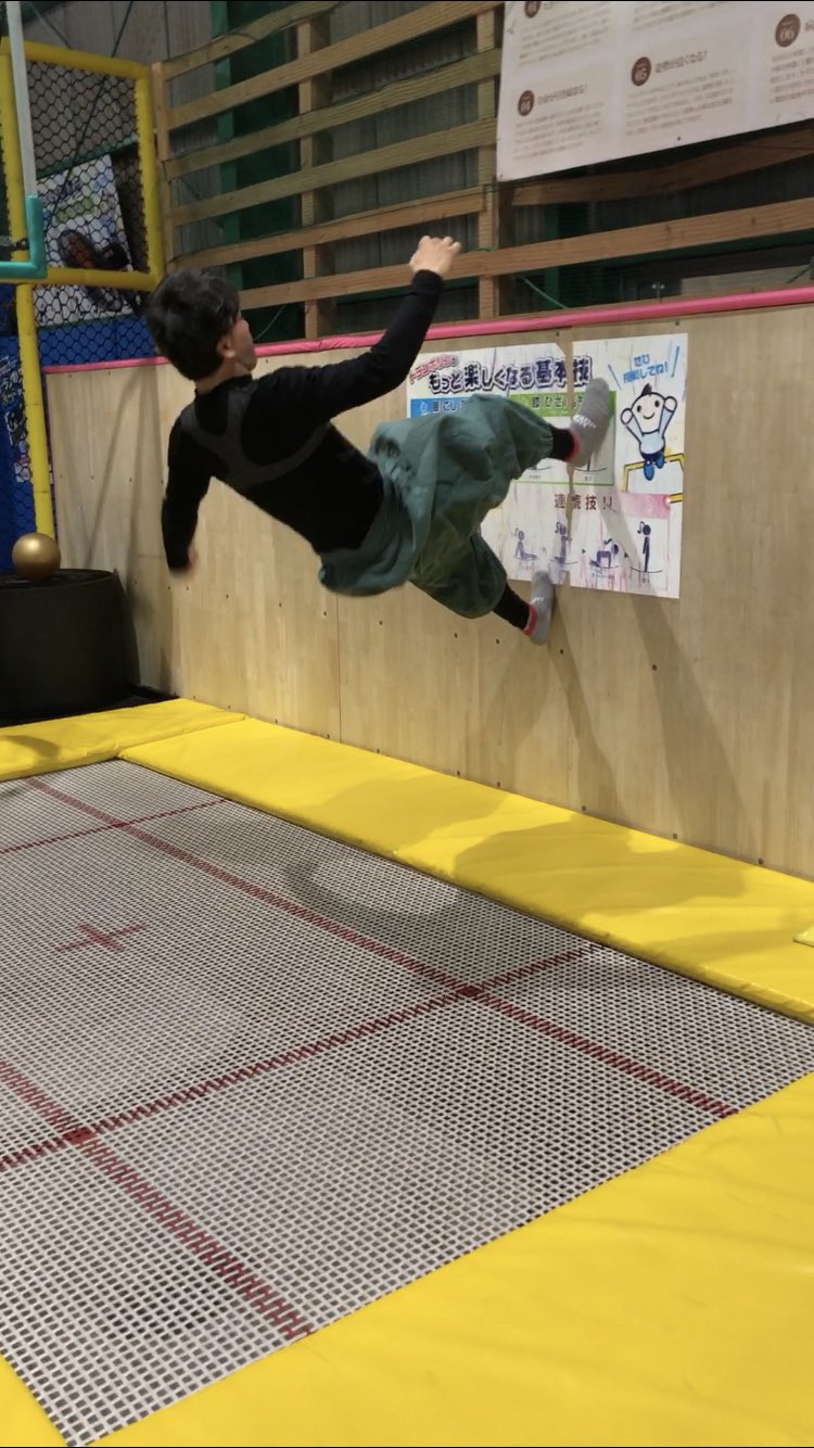 スタジオb St ビースト A Twitter 今日は朝練をスタジオではなく守山にあるmr Jumpで行いました 基本のトランポリン ワイヤーにつなげる空中感覚の練習 そして壁登りを初挑戦 勉強になったし 楽しかった お邪魔しました また行かせて頂きます Bーst