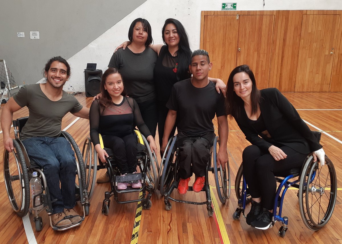 ADESSIREM1's tweet photo. Visita inesperada de nuestro compañero deportista de mono esquí alpino Arly Velazquez y la actriz Ana de la Reguera, para conocer más sobre la disciplina de Para Danza Deportiva @wakodance #deporteadaptado #mexiquenses #adessirem #paradancesport https://t.co/ceJEVVbvTC