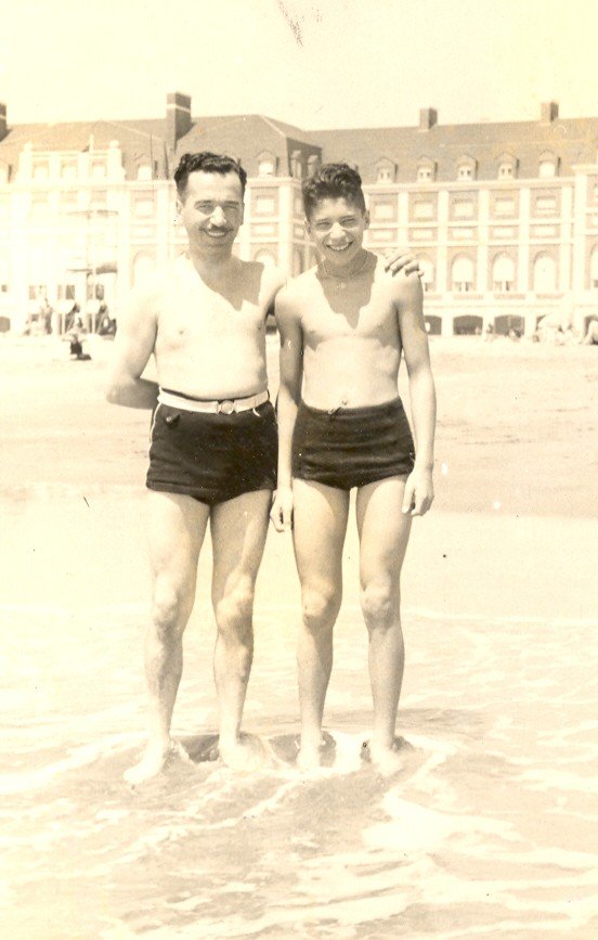 DrCormi's tweet photo. En solidaridad con @mariadelaradio en su #ResumenBlue de @radiomitre ...
Mis fotos hot...
(Con papá y mamá en la costa) https://t.co/m3P6wH0XFt