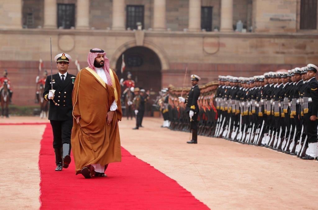 KxAE_'s tweet photo. بعد نجاح جهود محمد بن زايد في المصالحه بين اثيوبيا واريتيريا .. 

 ولي ال��هد السعودي في طريقه للمصالحة بين الهند وباكستان بعد عداء تاريخي دام حوالي ٧٠ عام ،

يتباين الفرق هنا بين «حمدين» الشر و«محمدين» الخير  🇦🇪🇸🇦

#ولي_العهد_في_الهند 
#المحمدين https://t.co/AtPr1csx5t
