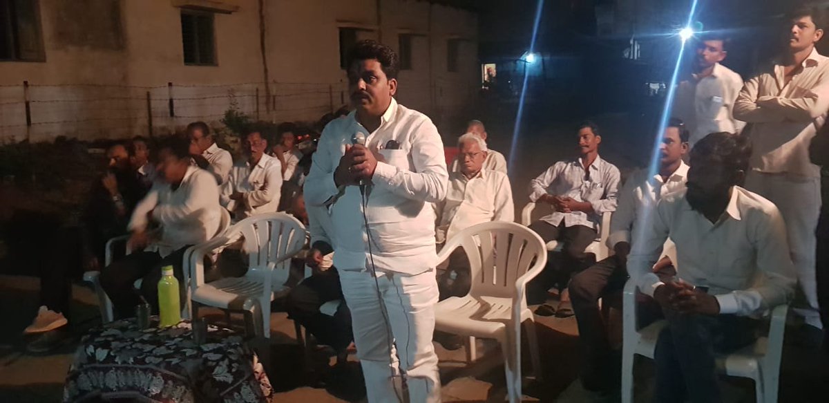 MnsWani's tweet photo. #संवादाचे सभेत रूपांतर....
मनसे राज्य उपाध्यक्ष @raju_umbarkar यांना काल वणी मतदारसंघातील कोलगाव येथे ग्रामस्थांनी आपल्या विविध समस्यांवर चर्चा करण्यासाठी गावात आमंत्रित केले होते. मात्र गावकऱ्यांचा राजुभाऊ प्रती असलेले प्रेम पाहून या संवादाचे रूपांतर अखेर सभेत झाले. https://t.co/FzM6zBMhve