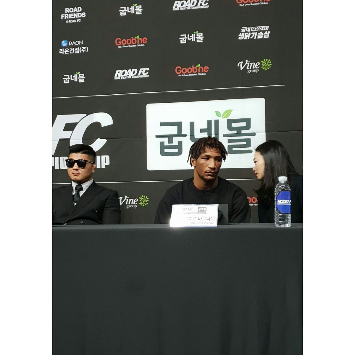 LBF_PROD's tweet photo. Little Big Films est actuellement en Corée pour le tournage du documentaire sur Mansour Barnaoui. 
Hier se tenait la conférence de presse pour @Barnaoui4, J-3 avant son combat !
#mma #seoul #coree #mansour #teammagnum #roadfc  #interview #documentaire #lifeisafight #paris https://t.co/H1xsMgRAoS