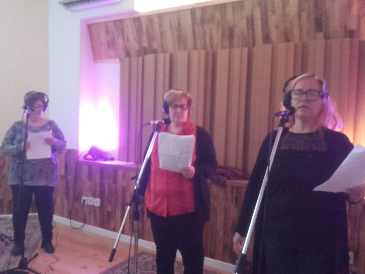FeminismoFuenla's tweet photo. 💁🏻‍♀️💫Ayer estuvimos con la coral “Cantando Nos van a oír “ asistiendo al ensayo del acto ínterasociativo “Compartiendo proyectos” un acto organizador por las Asociaciones y Vocalías del Consejo Local de la Mujer de Fuenlabrada.

#MásIgualdad #Fuenlabrada https://t.co/2QnHMMWnbG