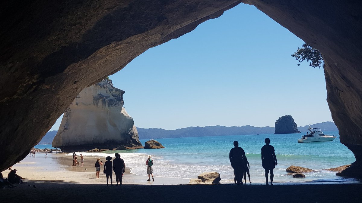 Cathedral cove #coromandel it's where  #narnia was filmed.
#newzealand #cathedralcove #view #beach #kimxgensapa