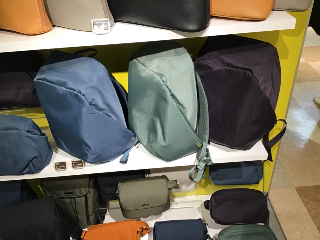 Elecomkobe's tweet photo. 昨日入荷の新商品のご紹介！
特徴はなんといっても、
「形がしっかりしている」ところです。

中に何も入っていなくても自立して
ぐるっとひっくり返す事も可能
そして柔らか素材なのでそんなに重くない

店長も「欲しいな…買おうかな…」

店長に取られる前にぜひどうぞ！
#プリコ神戸 #神戸駅 https://t.co/CdZ5h1tKIv