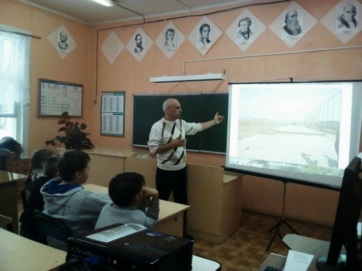 20.02.2019 г. на кануне Дня защитника отечества, директор ДК п. Лух Зуев В. провел тематическую встречу с учащимися Тимирязевской школы "Жизнь во Славу Отечества". Зуев В. рассказал ребятам о мужестве и героизме сотрудников милиции в период военных действий на северном Кавказе.