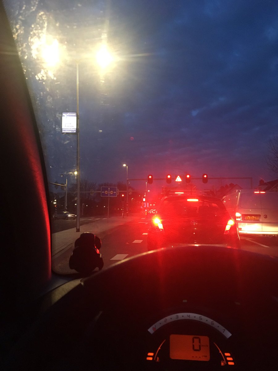 Zeg <a href="/zuid_holland/">Provincie Zuid-Holland</a>, wanneer schrappen jullie die middeleeuwse onzin dat scheepvaart voorrang heeft op #wegverkeer? Midden in de ochtendspits... #bedankt #goedbeginvandedag #rederendum 😜 #stierenbrug #werkenvoorjecenten