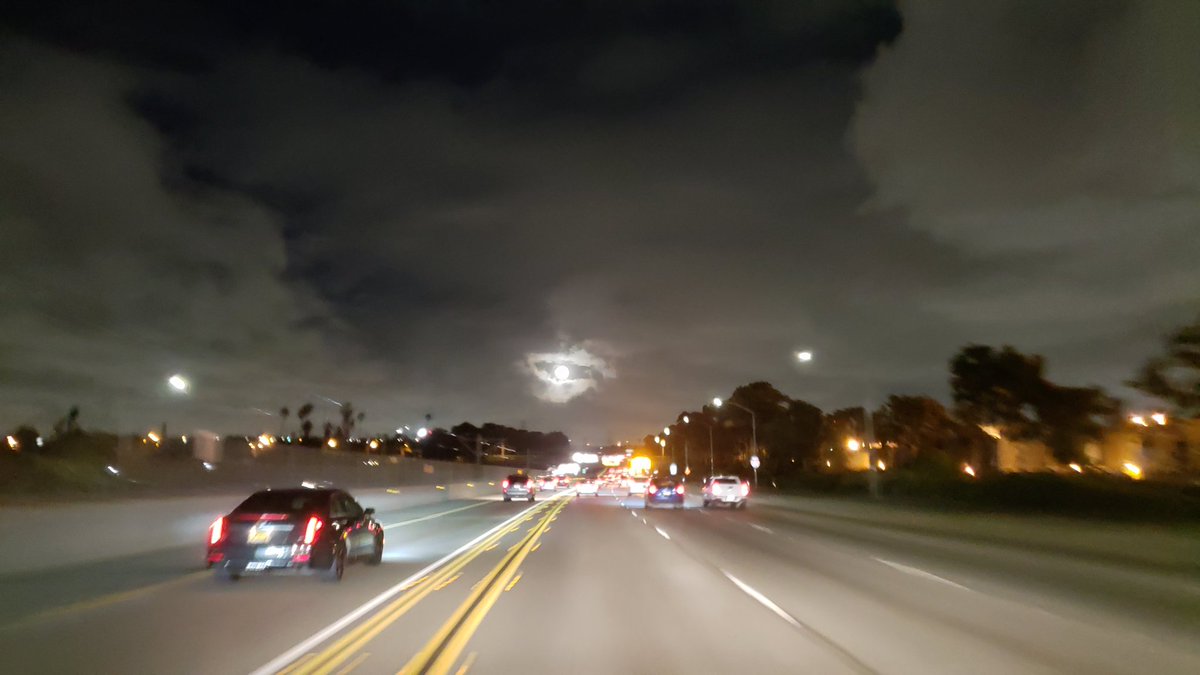 _camanay_'s tweet photo. Looked like an eye was watching us all. #abc7eyewitness #eveningcommute #105freeway #EyeOnLA https://t.co/imh9zSbc0P